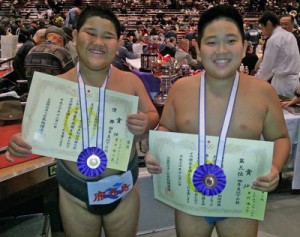 全日本小学生相撲優勝大会の小学４年の部を優勝した（左から）豊田、３位入賞の重村（提供写真）