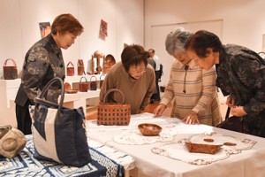 珠玉の１００点が並ぶ「荒波老娘の会」の手作り作品展＝２３日、奄美市笠利町