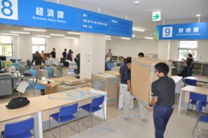 新庁舎で引越し作業に汗を流す職員ら＝２５日、同町和泊