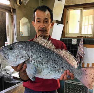 ４キロのツチセボリを釣り上げた籾昭海さん＝１１月８日、加計呂麻島