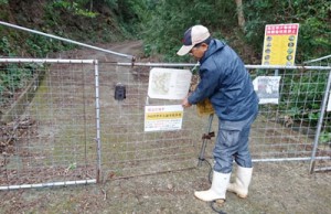 輪禍被害を防ごうと、減速を呼び掛ける文書を設置する徳之島地区自然保護協議会のメンバー（提供写真）