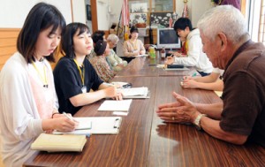 戦争体験者から聞き取り調査をする鹿児島大学の学生（左）＝２日、龍郷町