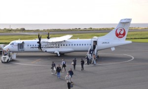 １日に就航したＪＡＣの最新鋭プロペラ機ＡＴＲ７２―６００＝同日、和泊町のえらぶゆりの島空港