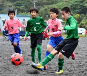 【決勝・ＦＣ朝日Ｕ―１２―ＦＣ龍郷】後半３分、ＦＣ龍郷のゴールに迫りシュートを放つＦＣ朝日の徳武（右）＝１６日、名瀬運動公園多目的広場