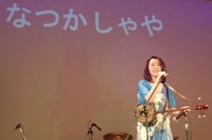 東京のスクールコンサートで「なつかしゃや」を披露する多田さん（提供写真）