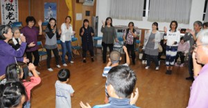 毎週１回、集落の多世代が集まる八月踊り教室＝２０１８年１０月２９日、瀬戸内町薩川