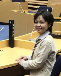 復帰６５年の奄美を見つめる前泊さん＝１８日、那覇市議会本会議場