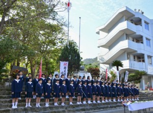 石段に並び断食悲願の詩を朗読する名瀬小学校の児童たち＝２５日、奄美市名瀬       