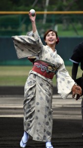 【始球式】第一試合の始球式を担当した２０１８紬美人の田原瑞希さん