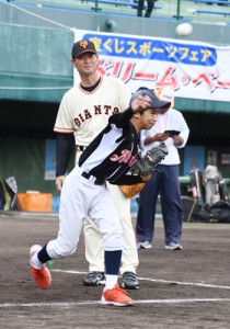 子どもたちの投球を指導する元巨人の桑田さん＝２日、奄美市名瀬