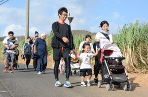 １８８人が参加した太陽が丘ウオーキング＝２日、奄美市笠利町