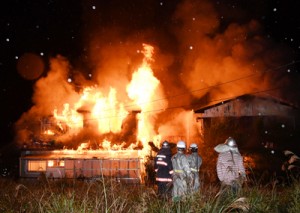 ９棟が全半焼した火災現場＝７日午前４時４０分ごろ、龍郷町中勝