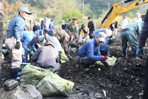 １００人以上のボランティアで片付けが行われた火災現場＝２３日、龍郷町中勝