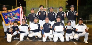 Ｅ級初優勝の吉田商事アクアネオス＝１８日、名瀬運動公園多目的広場