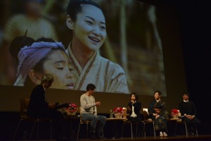 「西郷どん」の「島編」映像をバックに撮影時を振り返る出演者と制作スタッフ＝１６日、龍郷町