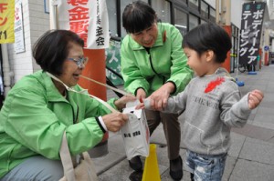 赤い羽根共同募金に寄付する市民＝１日、奄美市名瀬