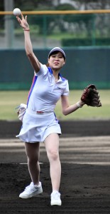 オリオンガールの山川古都乃さん＝８日、奄美市の名瀬運動公園市民球場