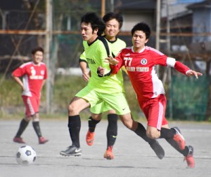 １７チームで開幕した南海日日旗争奪奄美大島サッカー選手権大会＝２日、奄美市名瀬の旧大島工業高校グラウンド