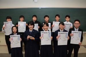 学校新聞「大高ジャーナル」を創刊した大島高校の新聞同好会＝２６日、奄美市名瀬