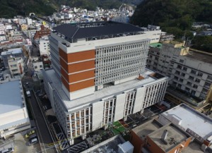 奄美市の新たなシンボルとして完成した市役所新庁舎。右は現庁舎