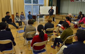 地域拠点づくりについて考えたフォーラム＝１月３０日、龍郷町幾里の秋名コミュニティーセンター  