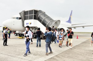 昨年８月就航のスカイマーク鹿児島―奄美の初便＝２０１８年８月１日、奄美市笠利町の奄美空港