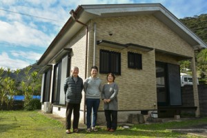 民泊施設「ＧＡＭＡ屋」をオープンさせた「いもーれ秋名」の村上さん（写真中央）＝１０日、龍郷町