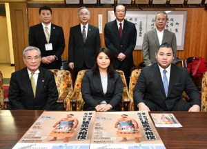朝山市長を表敬訪問した（前列右から）佐ノ山親方と妻の美菜さんと＝２９日、奄美市役所  