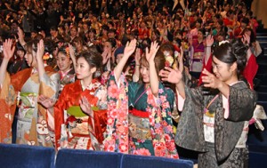 決意を胸に大人としての第一歩を踏み出した新成人たち＝３日、奄美文化センター