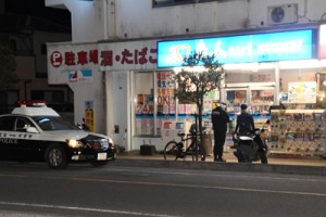 強盗未遂容疑事件があった現場のコンビニエンスストア＝２５日午前６時半ごろ、奄美市名瀬