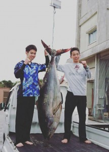 マグロを確保した碇山さん（右）と山下さん＝８日、奄美漁協笠利支所