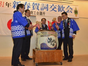 鏡開きで新年の幕開けを祝った奄美大島商工会議所の新春賀詞交歓会＝９日、奄美市名瀬