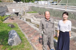 環境大臣賞受賞を喜ぶ知名字の吉田区長と地域おこし協力隊の勘里さん＝３０日、知名町の稲水公園 