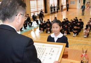 社会を明るくする運動の作文コンテストで全国表彰を受けた木原さん＝９日、瀬戸内町の阿木名小中学校体育館