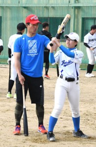 野球教室で打撃指導を行う鶴岡選手（左）＝１３日、徳之島町徳和瀬
