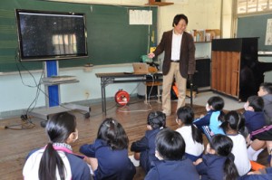 映像を駆使し、宇宙の広大さを伝える梅本さん＝２５日、加計呂麻島の伊子茂小中学校  