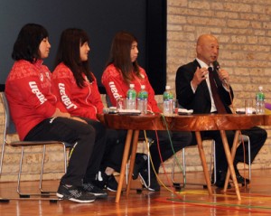  恩師の栄和仁さんらとトークイベントに参加した吉田沙保里さん（左から３人目）＝２０１６年１１月２０日、奄美市笠利町の県奄美パーク