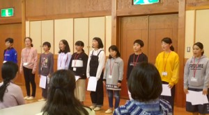 東京都の中村小児童との交流会で「断食悲願」を朗読する名瀬小の児童（提供写真）