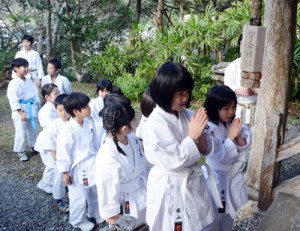 有盛神社を参拝して新年の誓いを立てる心道館の道場生＝１３日、奄美市名瀬浦上町