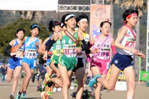 勢いよくスタートする大島地区の野竹ゆめみ（左から２番目）ら１区の選手＝２７日、霧島市隼人運動場  