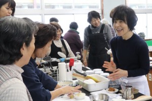 参加者に笑顔でアドバイスする栗原さん＝２０日、喜界町阿伝の喜界島薬草農園