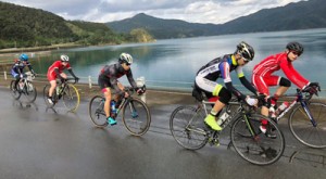 奄美の自転車愛好家と一緒に汗を流す選手ら（提供写真）