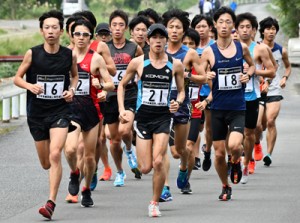 最後の合同練習で４０㌔走に汗を流す日本実業団陸上競技連合の長距離選手たち＝１５日、奄美市名瀬西仲勝