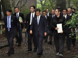 奄美自然観察の森を視察する石井国交相（前列中央）＝５日、龍郷町