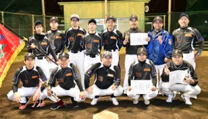 ２連覇を果たした馨和会ソフトボール＝１０日、名瀬運動公園多目的広場