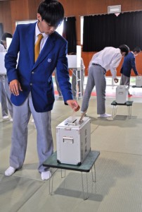 模擬投票で投票箱に一票を投じる生徒たち＝２９日、沖永良部高校