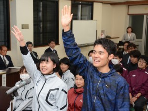 爽やかに選手宣誓する（右から）中村康明、栄まひるの両選手＝１６日、奄美市名瀬の奄美会館