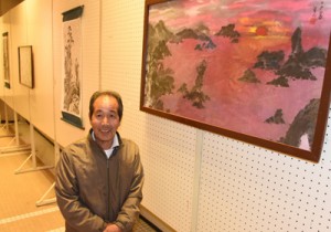 墨で描いた力作１４点を展示した戸内さんの個展＝１９日、奄美市名瀬の奄美文化センター