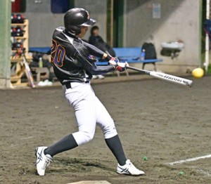 ３回裏、三塁打を放つ馨和会の鶴田＝１０日、名瀬運動公園多目的広場