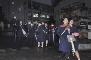 センター試験を終え、会場を後にする生徒たち＝２０日、奄美市名瀬の県立大島高校正門前